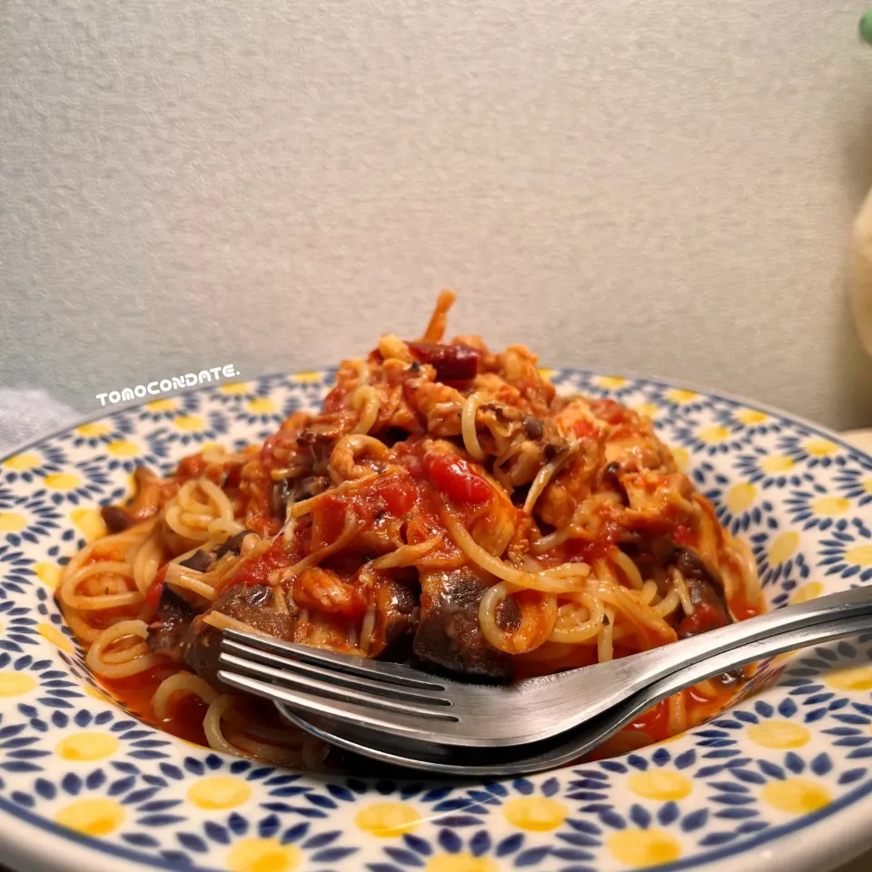 手羽トロとキノコのトマトソースパスタ♡|🇯🇵ともこちゃん。さん