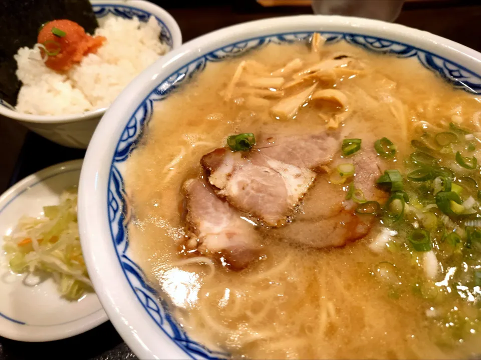 【1978年創業】 
博多麺房 赤のれん 西麻布本店
らぁめん (麺柔め、900円)
＋明太子ご飯 (ランチセット、
コールスロー付、220円)
＠六本木9分、乃木坂10分
25250
〈醤119塩38噌18タ8昆9出13F13
冷26混3つ1焼1ポ1〉|大脇さん