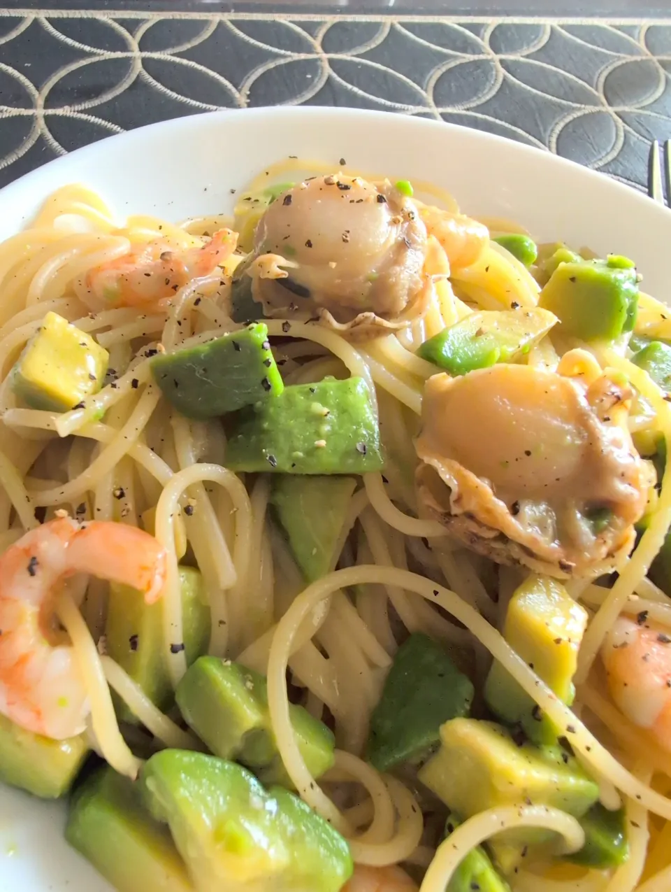 えびとアボカドのオイルパスタ|naonaoさん