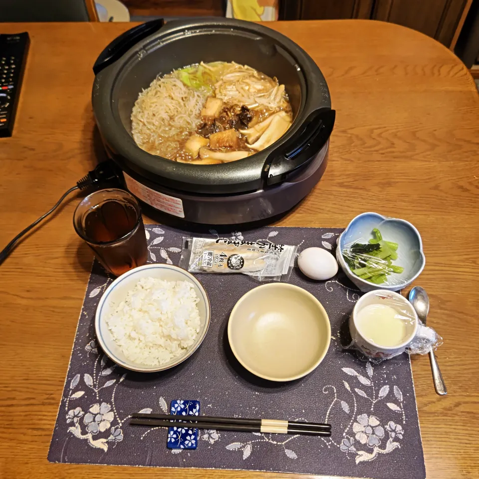 ご飯、アルモンデすき焼き、コッペパントーストサンドイッチ、野沢菜漬け、笹かまぼこ、六条麦茶、練乳かけ手作り牛乳プリン(昼飯)|enarinさん