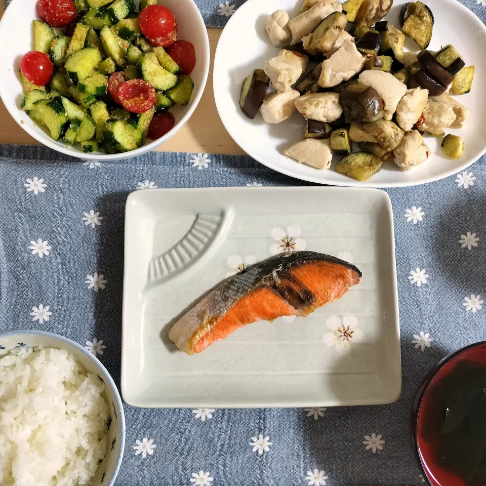 *゜焼き鮭 / ナスとササミのペペロン炒め / キュウリとトマトのごま和え / お吸い物|Ayakaさん