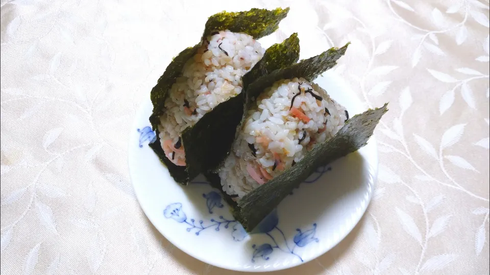 9/17の夜勤弁当
紅生姜とひじき、鰹節の混ぜ込みおにぎり|卯月さん