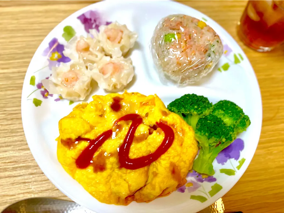 夕飯 オムレツと鮭おにぎりなど|ふわふわさん