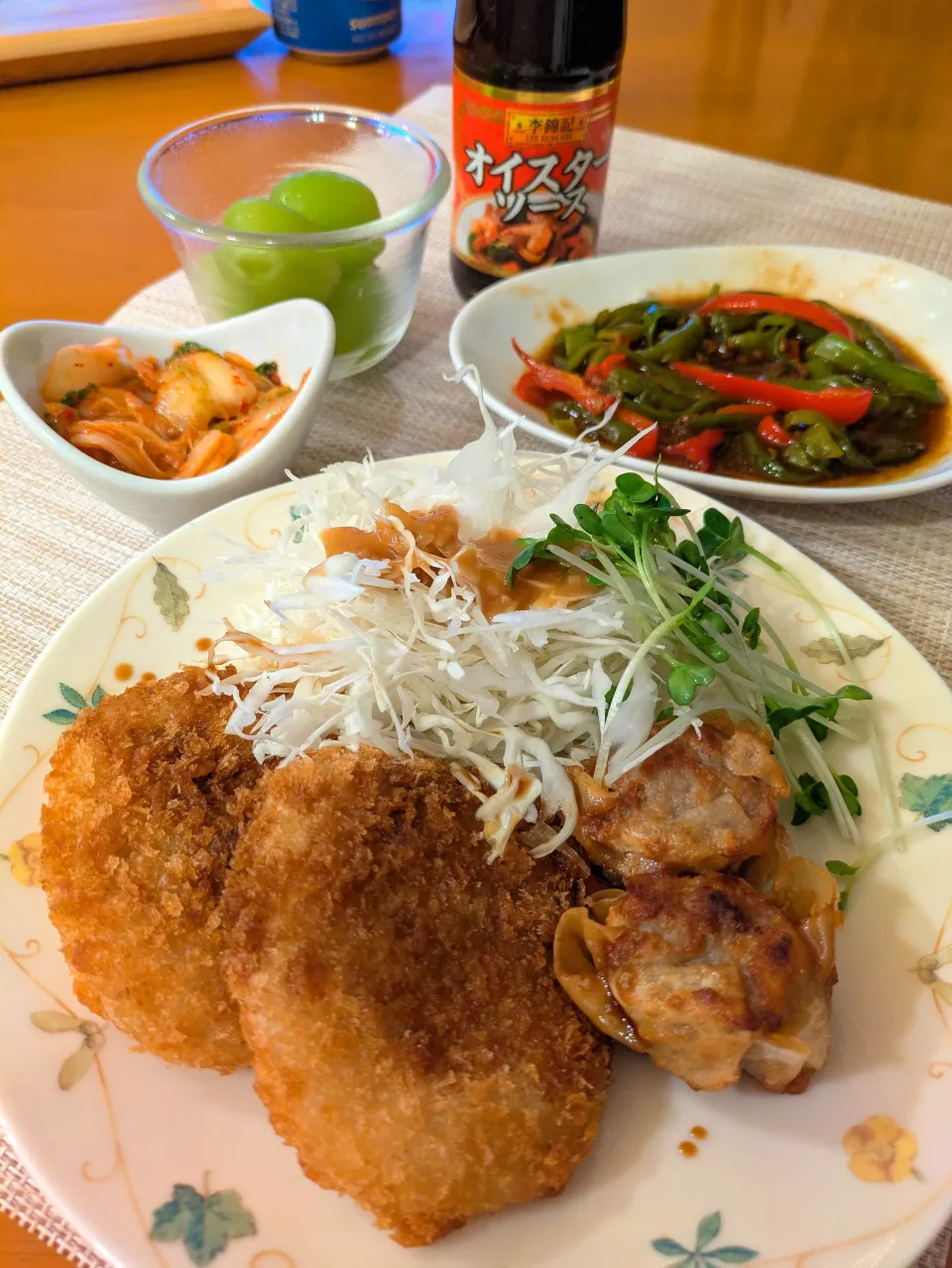 ☆牛肉コロッケ＆揚げシュウマイ　☆チンヂャオロース風オイスター炒め　☆キムチ　☆シャインマスカット|chikakoさん