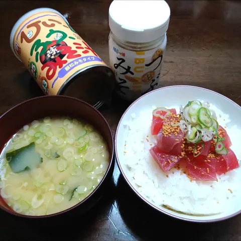 「かねさ ひいふうみそ汁 しじみ 181g」を使ってみたSnapdishの料理・レシピ写真:ひいふぅみそ汁しじみ&つぶみその食卓🍚🍜🥢