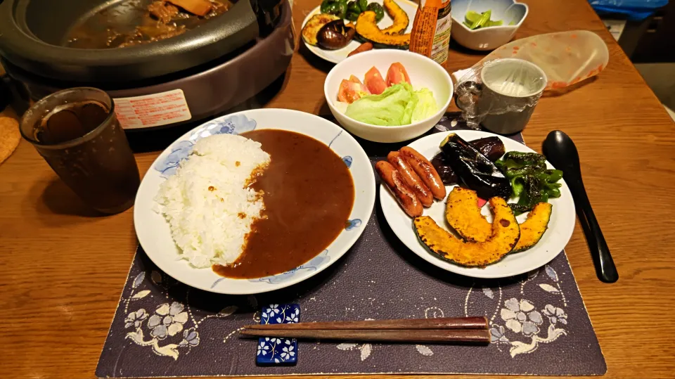 カレーライス、肉と野菜のソテー(クレイジーソルトで下味をつけたなす&ピーマン&薄切りかぼちゃ、ウインナー)サラダ、六条麦茶、練乳かけ手作り牛乳プリン(夕飯)|enarinさん