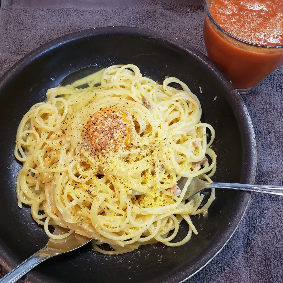 フライパンで食べるカルボナーラ|もりぞうさん