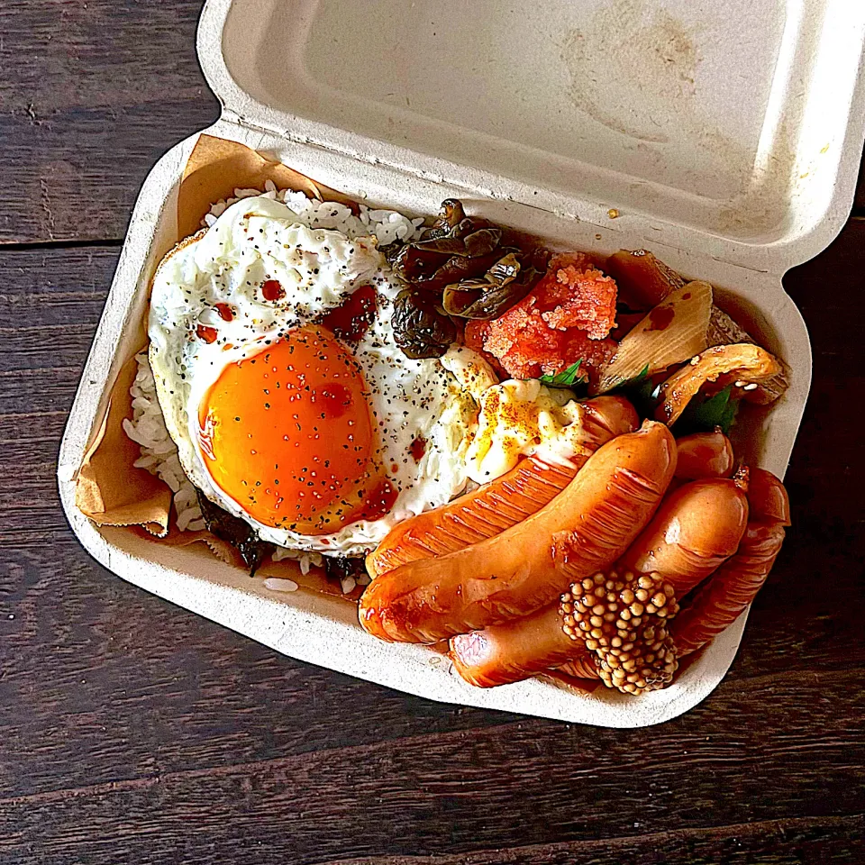 フライドエッグ＆ウインナー弁当|mihooobuuさん