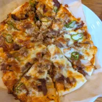 豚肉の焼肉タレ炒め、玉ねぎ、ピーマンのピザ|きょうちゃんさん