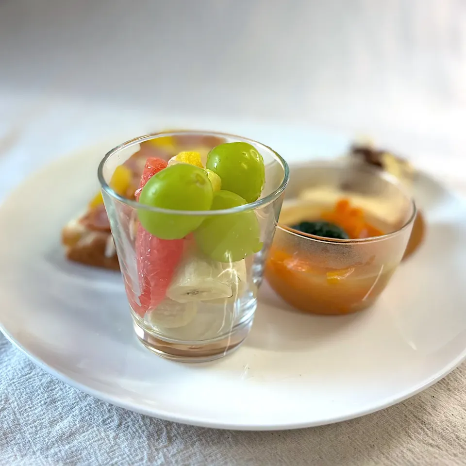 グラスに果物|かっちゃん杉さん