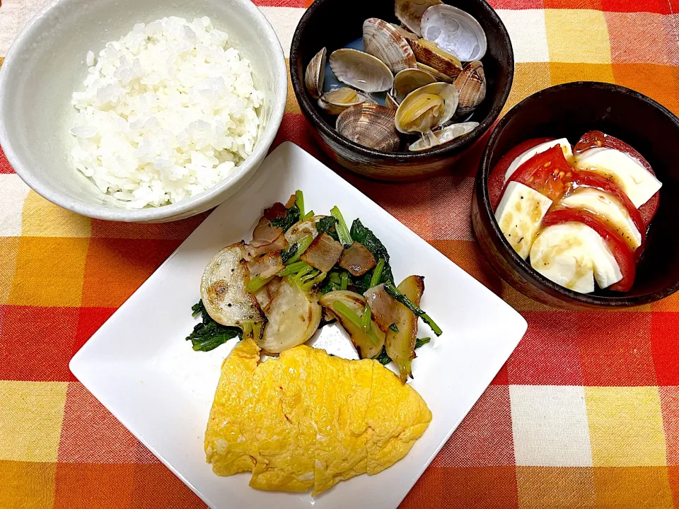 あさり酒蒸し、蕪とベーコンの塩胡椒炒め、だし巻き卵、トマトとモツァレラチーズのアンチョビガーリック|jackybeanさん