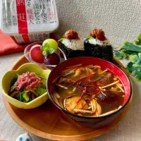 なすと豚ひき肉の麻婆味噌汁deおにぎりワンプレート
