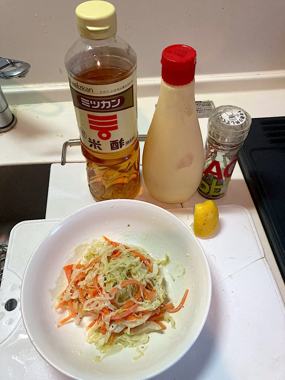 マヨネーズ、米酢、レモン汁、粗挽き黒胡椒をミックスして作ったドレッシングで和えたら完成（実況中継中）|なびさん