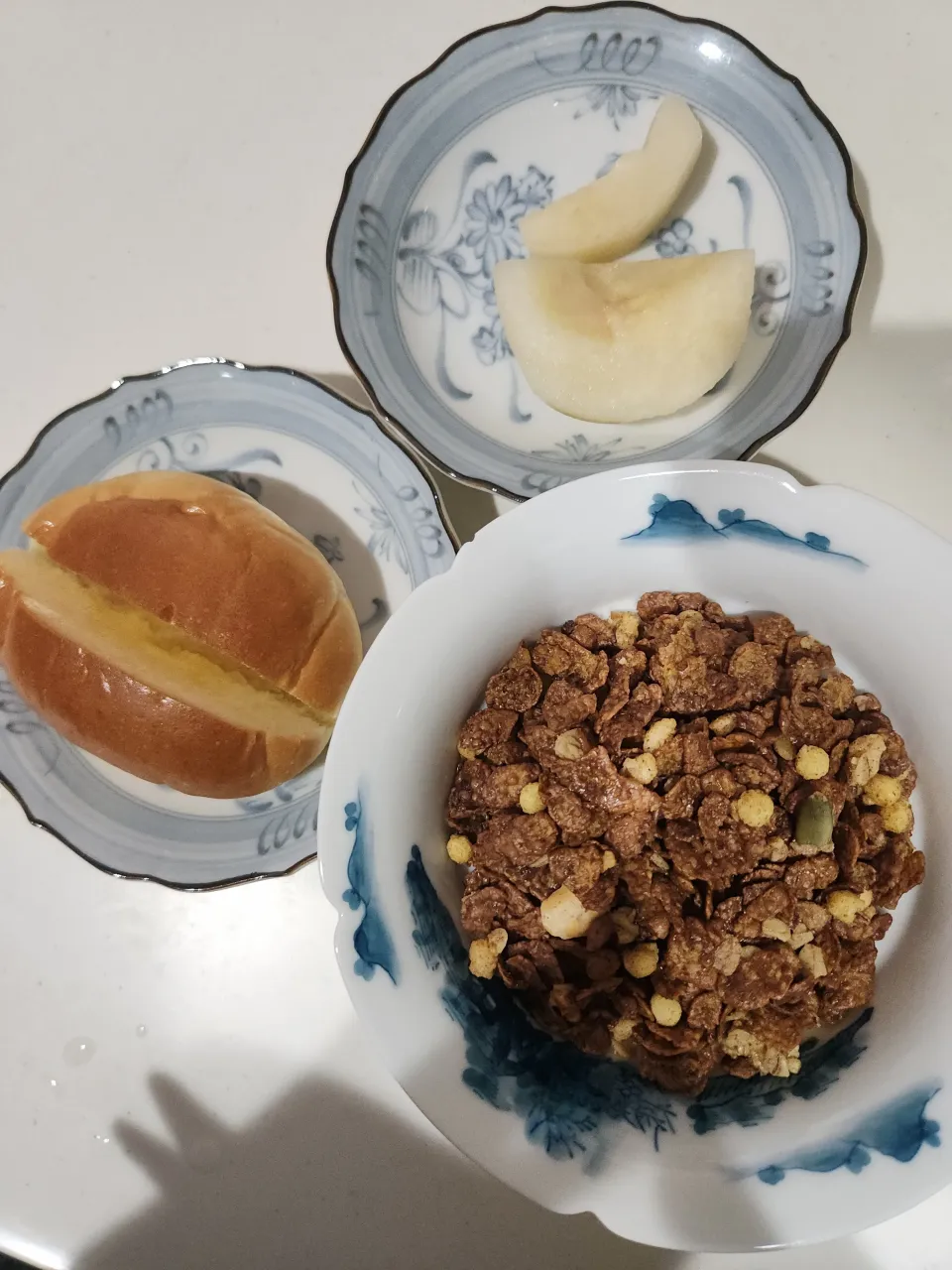 グラノラ、ロールパン、梨(二十世紀ゴールド)|さきさん