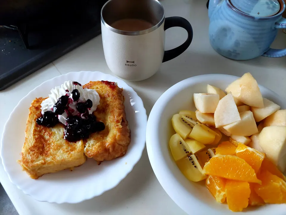 フレンチトーストとフルーツたっぷりの朝食|shimarirsさん