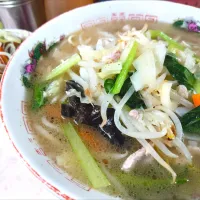 【1946年創業】 
岐阜屋 
タンメン（630円） 
＋牛もつ煮込み（430円） 
@新宿4分 思い出横丁
25252
〈醤119塩39噌18タ9昆9出13F13
冷26混3つ1焼1ポ1〉