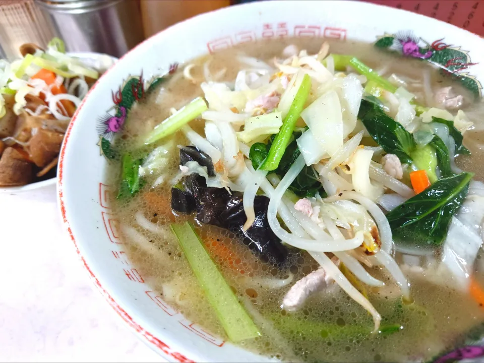 【1946年創業】 
岐阜屋 
タンメン（630円） 
＋牛もつ煮込み（430円） 
@新宿4分 思い出横丁
25252
〈醤119塩39噌18タ9昆9出13F13
冷26混3つ1焼1ポ1〉|大脇さん