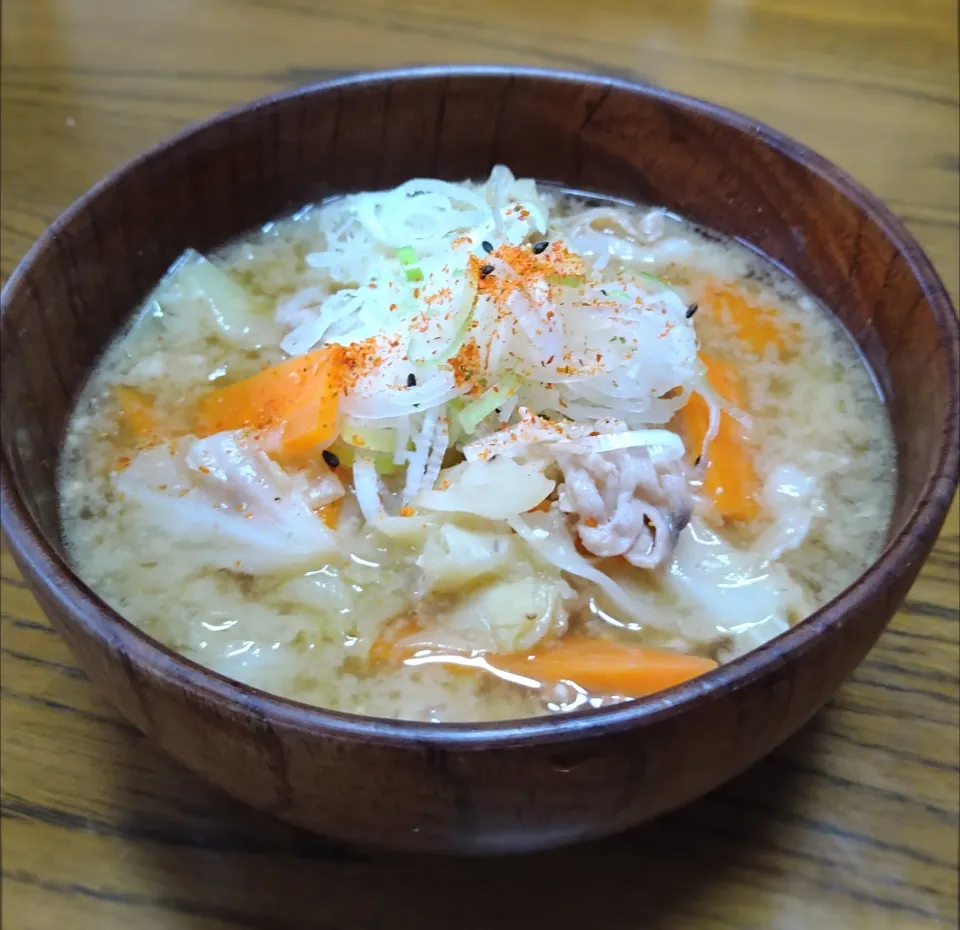 野菜たっぷりキャベツ豚汁😋🐷🥬🍜|ソコツモノさん