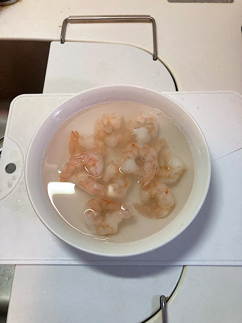 ガーリックシュリンプを作ります　冷凍エビを塩水に浸し、解凍します（実況中継中）|なびさん