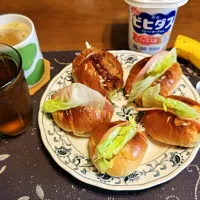 ロールパントーストカツサンド、ロールパントーストサンドイッチ、ホットコーヒー、烏龍茶、バナナ、グラニュー糖入りヨーグルト(朝ご飯)|enarinさん