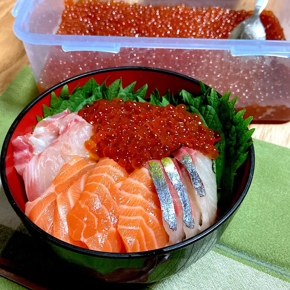 鮭いくら鯛縞鯵丼でお夕飯|renharuruさん