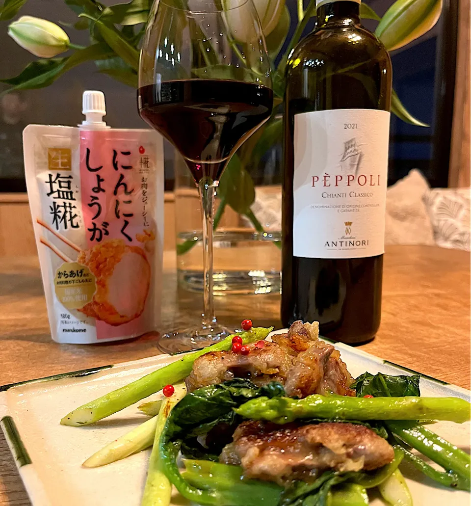 鶏レバーをにんにく生姜塩糀に漬けてオリーブオイルで焼いただけ　つるむらさきとアスパラガスのソテー添えて|izunさん