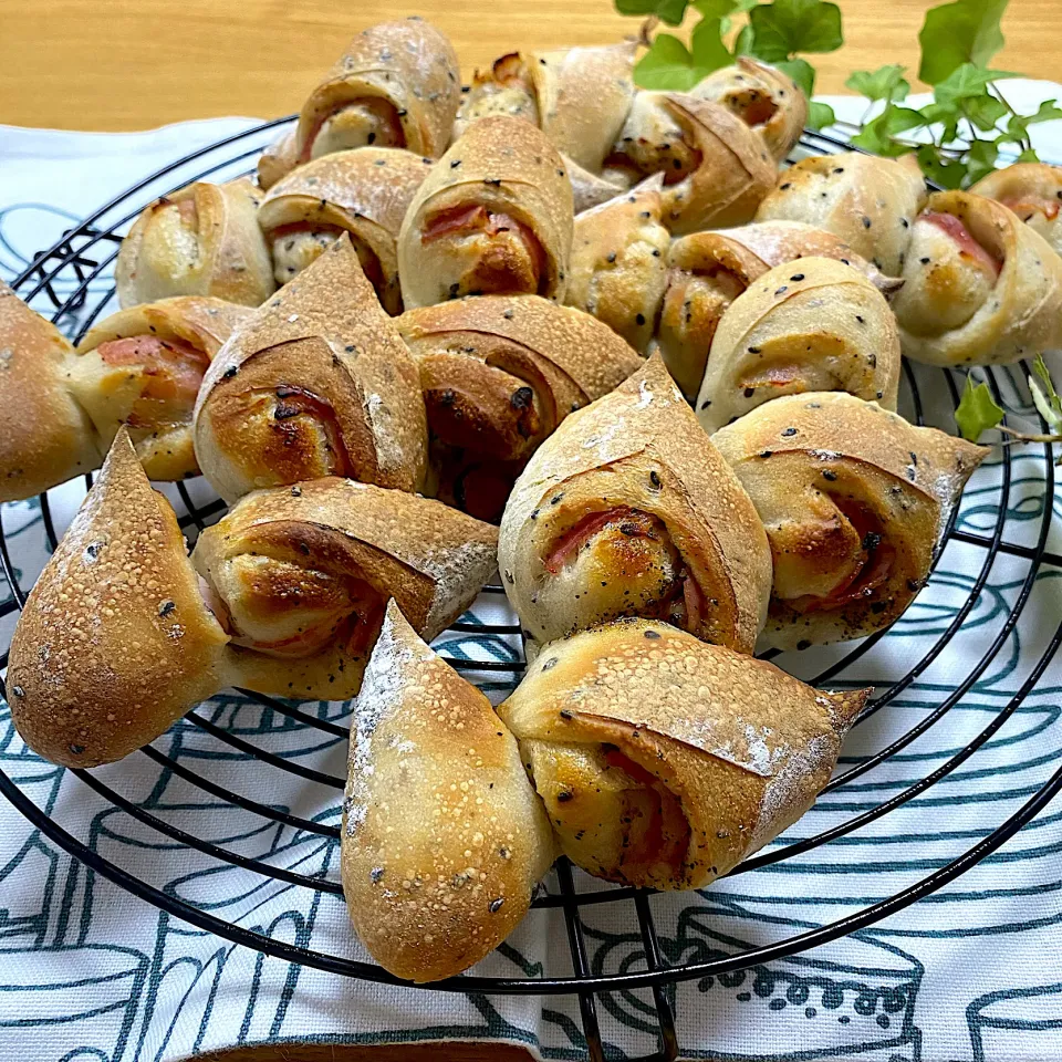 自家製甘酒酵母で　黒胡麻粒みそマヨベーコンエピ|sakurakoさん