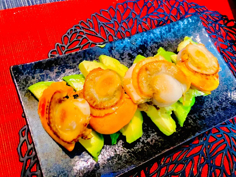 ✩.*˚アボカドとホタテのバター醤油焼き|ゆきえもんさん