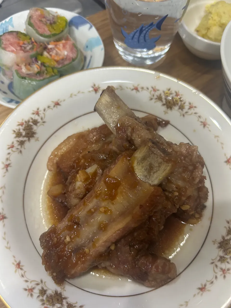 韓国風骨付き豚肉の煮込みと、とろたくの生春巻き|みやさん