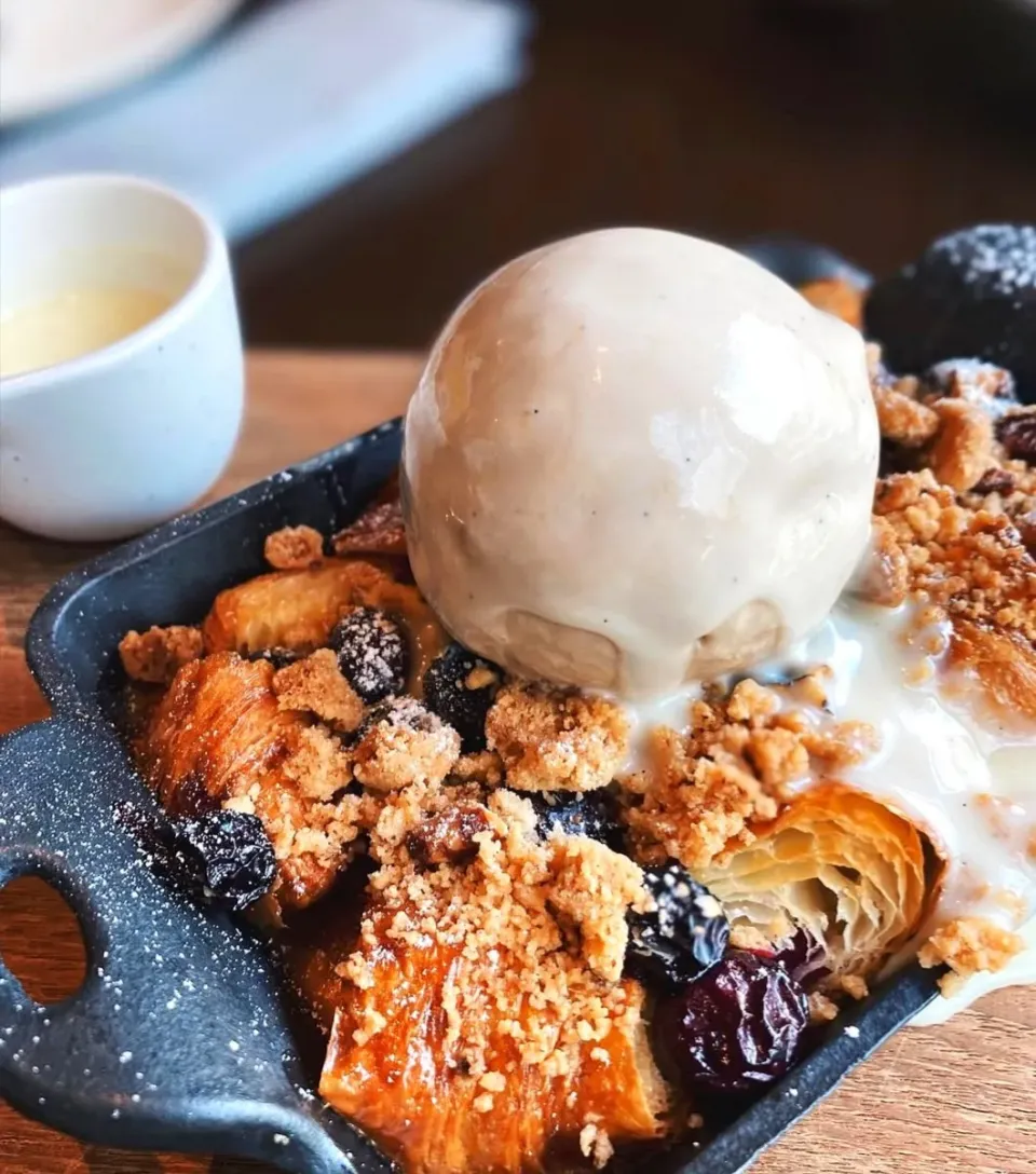 Sweet Dessert w/ Baked Croissant & Salted Earl Gray Ice Cream |An'leeさん