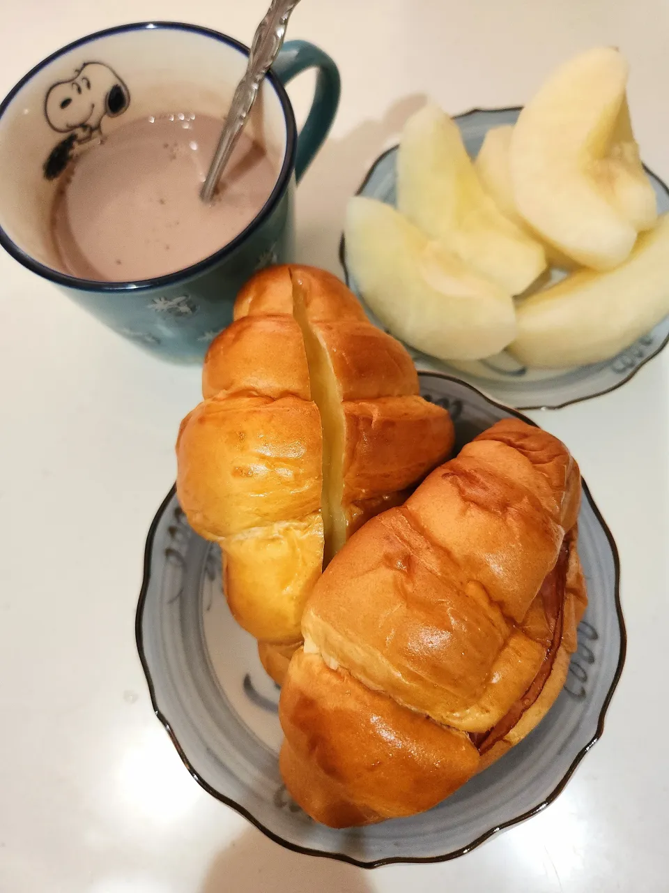 チーズパン、ハムパン、ココア、梨|さきさん