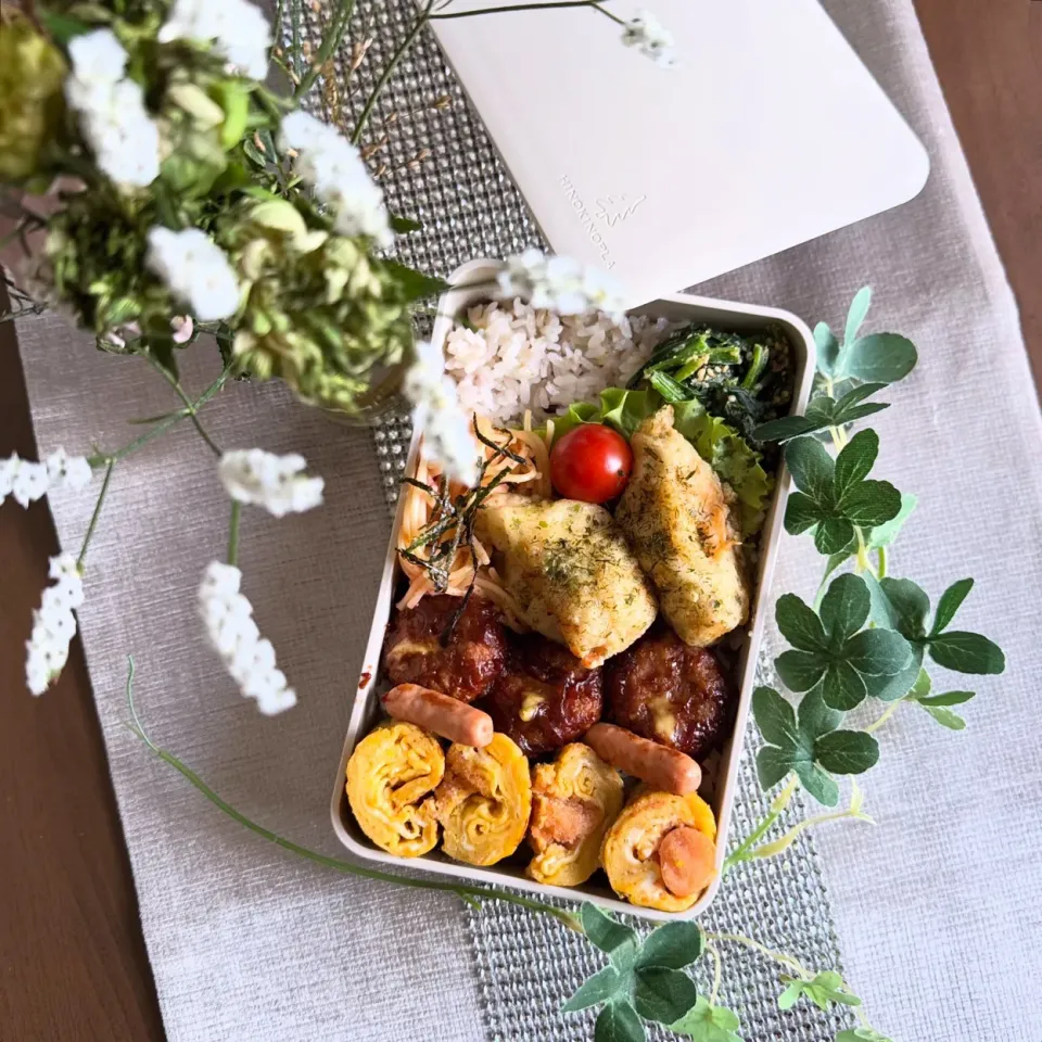 9/22❤︎主人具沢山のっけ丼弁当

＊チーズミニハンバーグ
＊十六穀ごはん
＊明太子たまご焼き
＊たらこスパゲッティ
＊青海苔鶏天
＊ほうれん草の胡麻和え
＊のっけ丼|Makinsさん