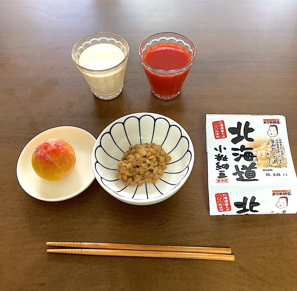 今日の朝ご飯　納豆は今日からおかめ納豆の「北海道 小粒納豆」、果物は今日からプラム、といつもの紅白ドリンク　ペンギン２さんのアドバイスに従って納豆は別容器に移しました。マイクロプラスチック怖いですもんね。タレも添加物が怖いのであらかた流しに捨てました。ペンギン２さん.ありがとうございました。🙏🐧|なびさん