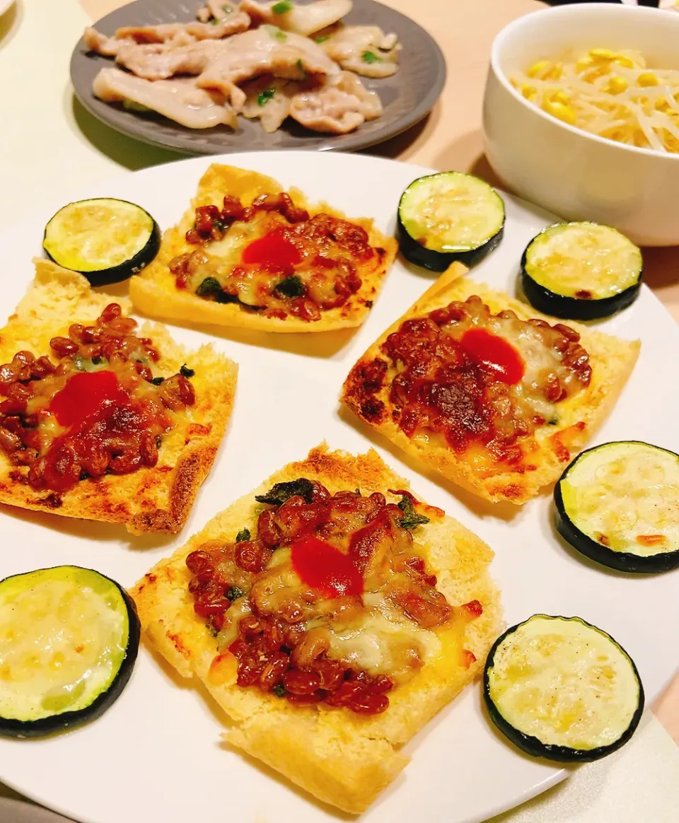 納豆お揚げピザ　シラチャーソース|ももこさん