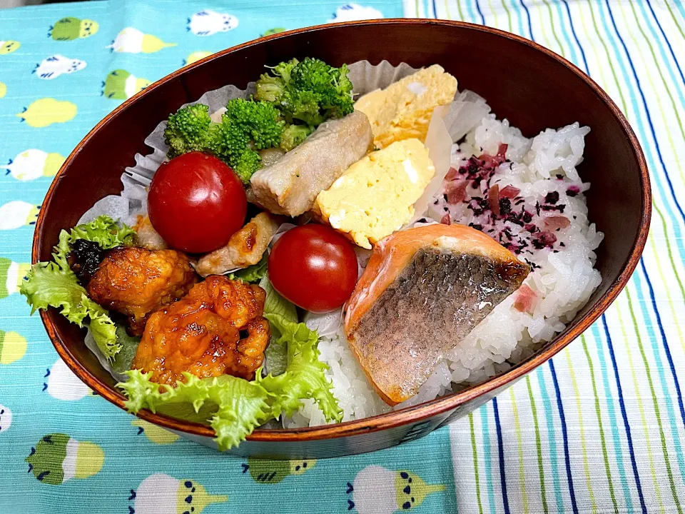 焼鮭、豚トロ、唐揚、玉子焼|なお🅿️さん