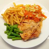 chicken fillet with fires, greens and salad|Jorge Bernal Márquezさん