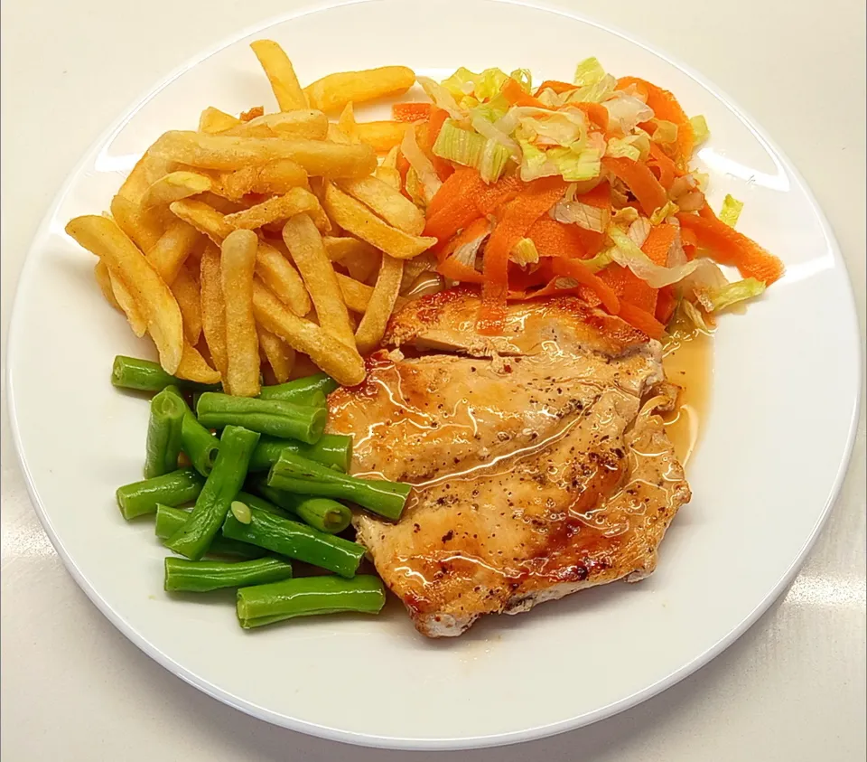 chicken fillet with fires, greens and salad|Jorge Bernal Márquezさん