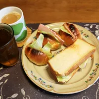 ロールパントーストサンドイッチ、トーストサンドイッチ、ホットコーヒー、六条麦茶(朝ご飯)| enarinさん