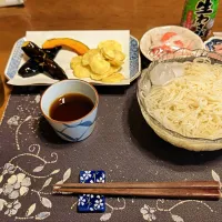 ひやむぎ、おろし生姜、刻んだロースハム、裂いたオーシャンキング、素揚げ盛り合わせ:輪切りじゃがいも、なす、薄切りかぼちゃ)、六条麦茶(昼飯)| enarinさん