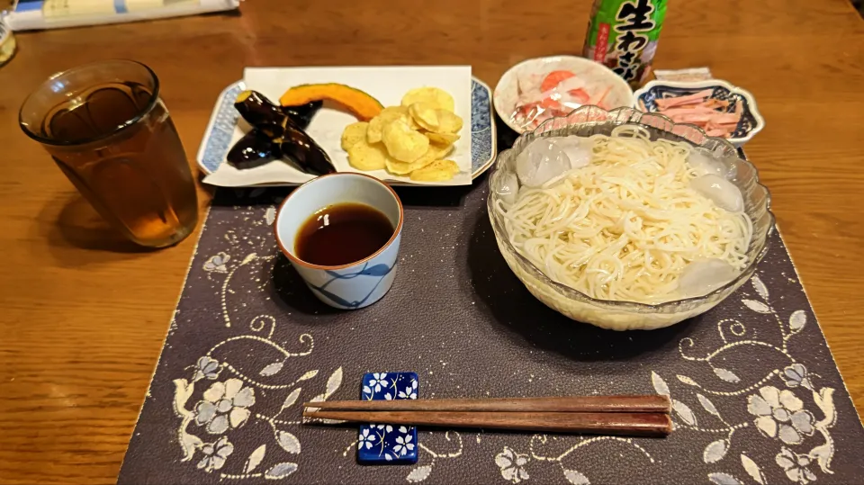 ひやむぎ、おろし生姜、刻んだロースハム、裂いたオーシャンキング、素揚げ盛り合わせ:輪切りじゃがいも、なす、薄切りかぼちゃ)、六条麦茶(昼飯)|enarinさん