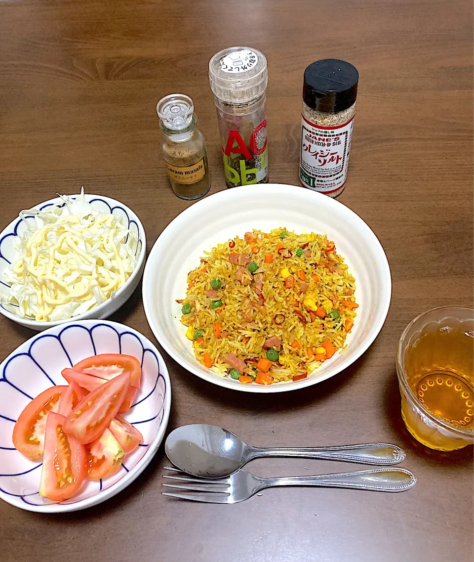 ベーコン、人参、コーン、グリーンピース、玉ねぎ、にんにく、輪切り唐辛子、インディカ米とMDHサブジマサラ、S&Bカレー粉、ガラムマサラで作ったカレーピラフ　冷蔵庫や冷凍庫や食品棚にある材料だけで作った節約メニューです。（実況中継終了）|なびさん