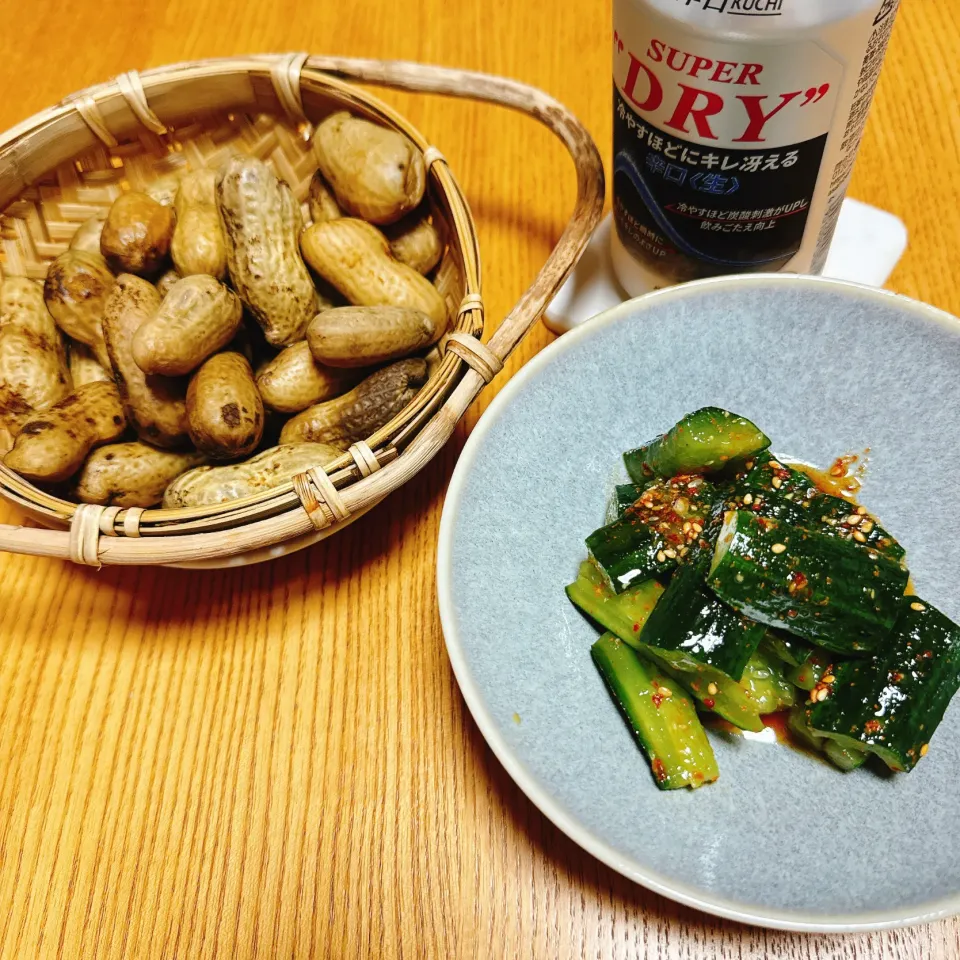 私の親指より太い落花生を茹でたよ🥜
たたききゅうり🥒
🍻|naoさん