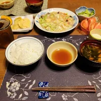 ご飯、ちゃんぽん春雨、素揚げ盛り合わせ、トマト、野沢菜漬け、生わかめの味噌汁、烏龍茶、練乳かけ手作り牛乳プリン(夕飯)|enarinさん