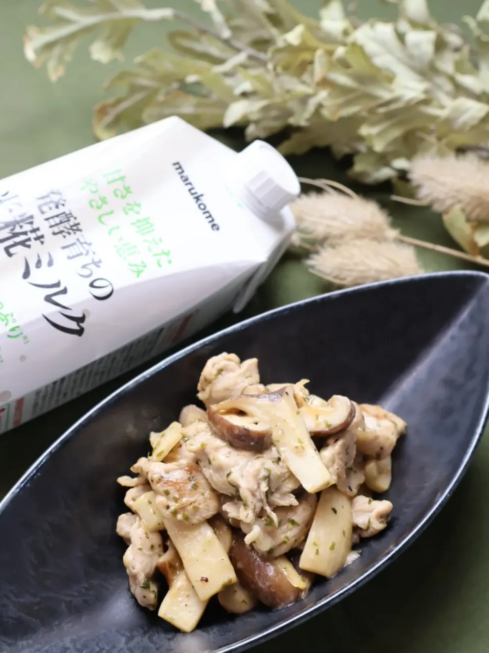 鶏ムネ肉とキノコのレモンクリーム炒め🍋|めいめいさん