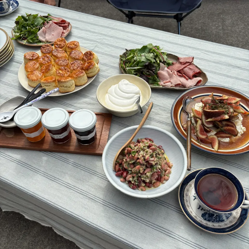 秋空の庭でいただくスコーンのモーニング|ぶりぞうさん