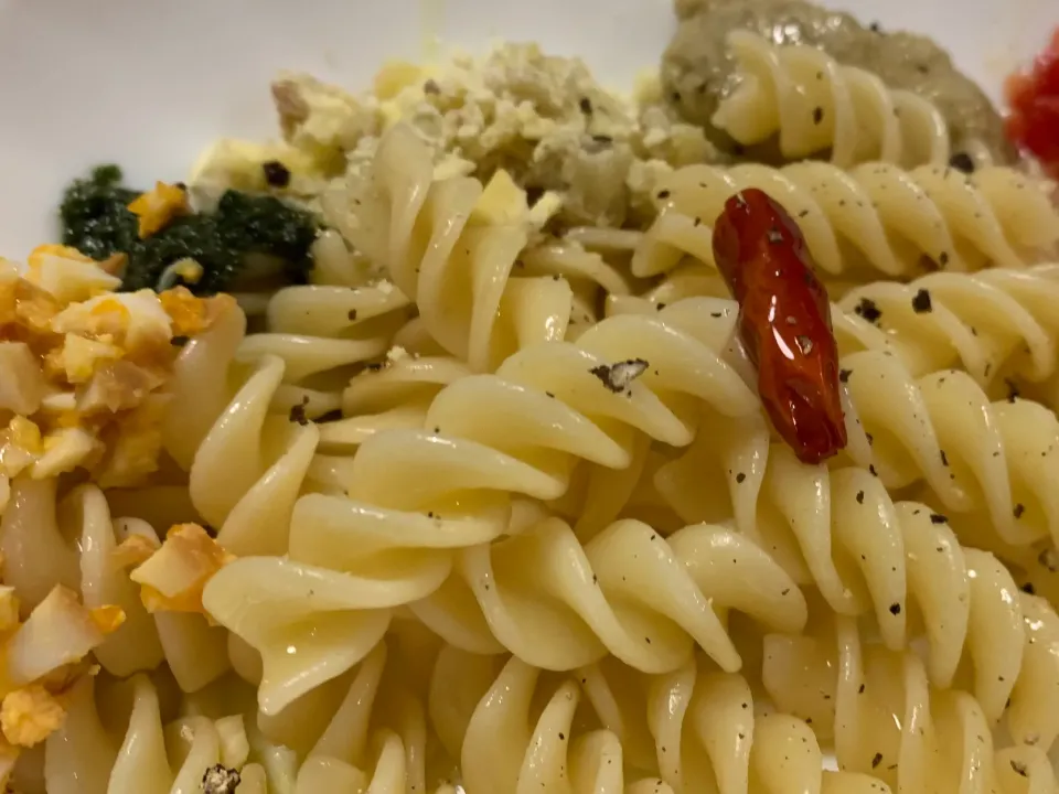 パスタフリッジ！燻製卵、ジェノベーゼ、山栗、ナスペースト|お家でbar!さん