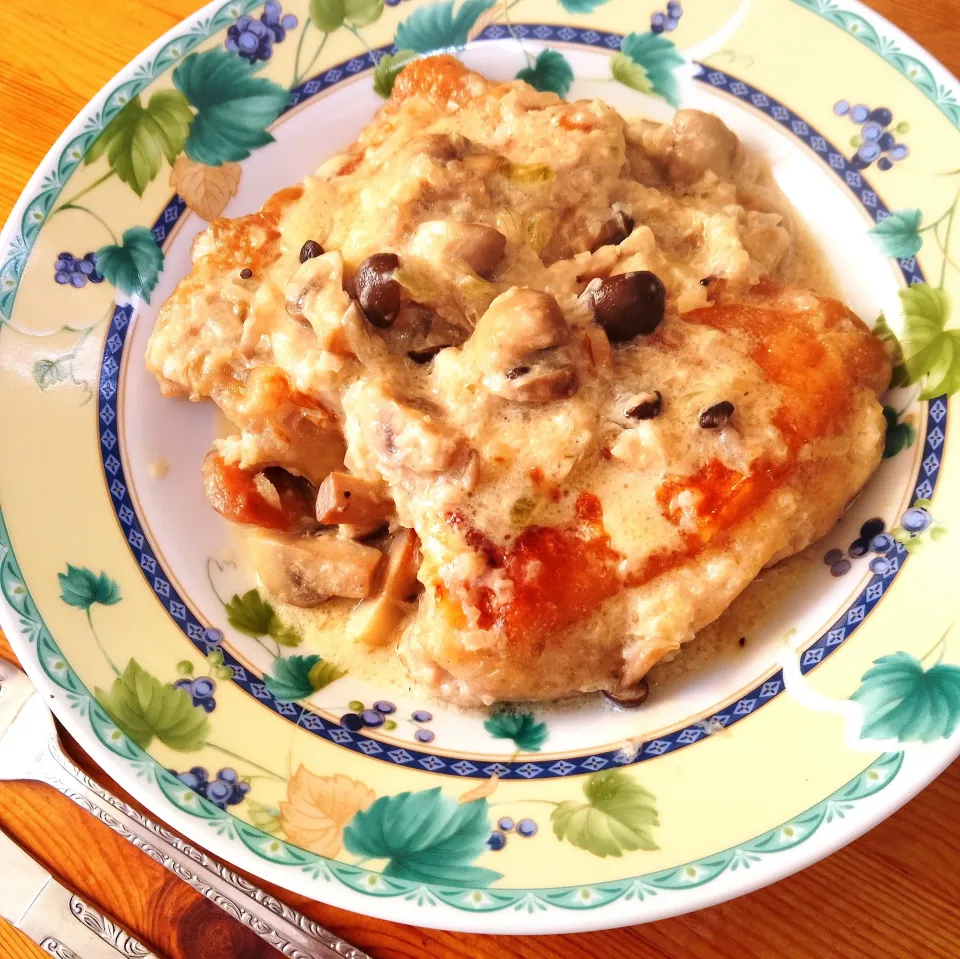 鶏肉としめじとマッシュルームのフリカッセ🥩🍴|まゆめろさん