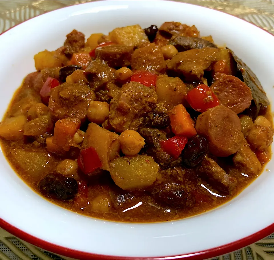 Menudo - pork stew with potato, carrot, red bell pepper, pork meat, pork liver, chicken peas, raisins, garlic, onions cooked in tomato sauce|Ahnneさん