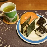 塩にぎり、味噌にぎり、混ぜご飯おにぎり、ウグイスパン、熱い日本茶(朝ご飯)|enarinさん