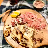 2種のレーズン入り✨ダッチオーブンで焼いた秋のカンパーニュでキャンプ晩酌🍂|アッコちゃん✨さん